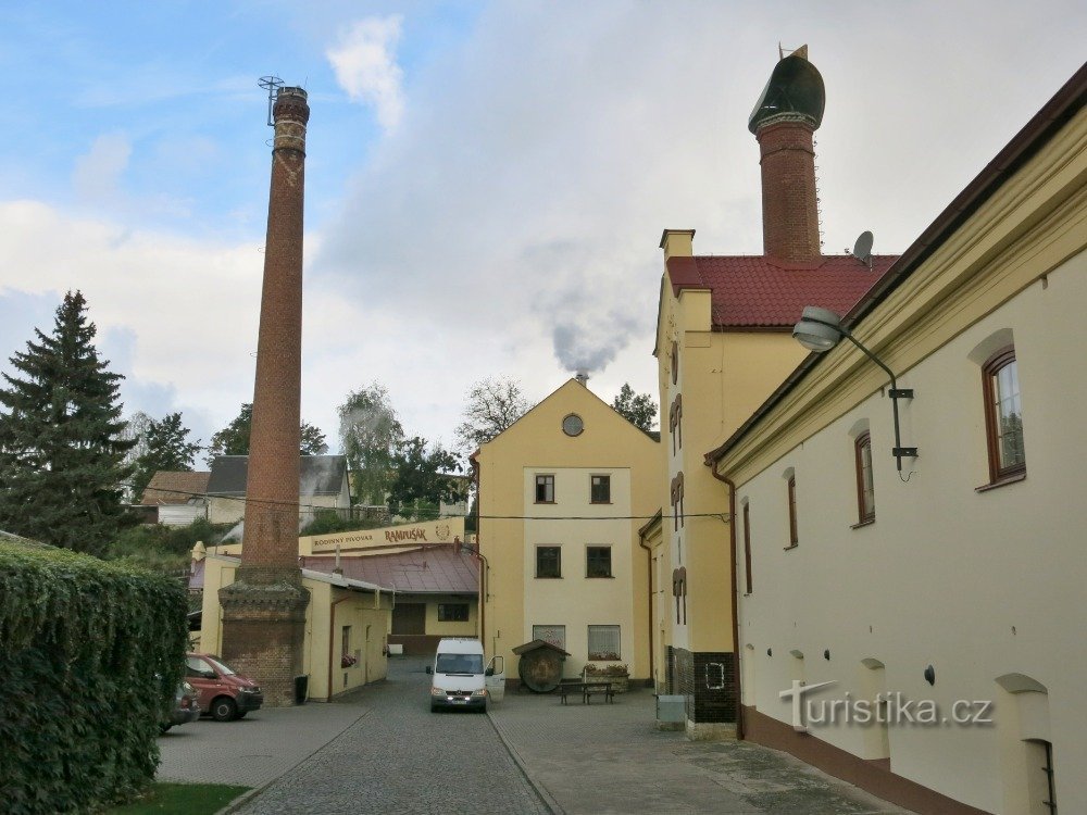 Dobruška – Rampušák, perhepanimo, jossa on mallastalo