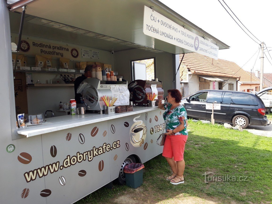 "Dobrý kafe" - paahtimo ja kahvila pyörillä Pouzdřanyn kylässä