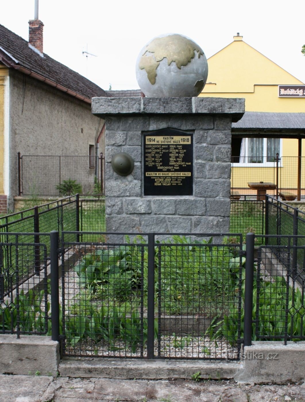 Dobšice - Đài tưởng niệm các nạn nhân của Thế chiến II chiến tranh thế giới
