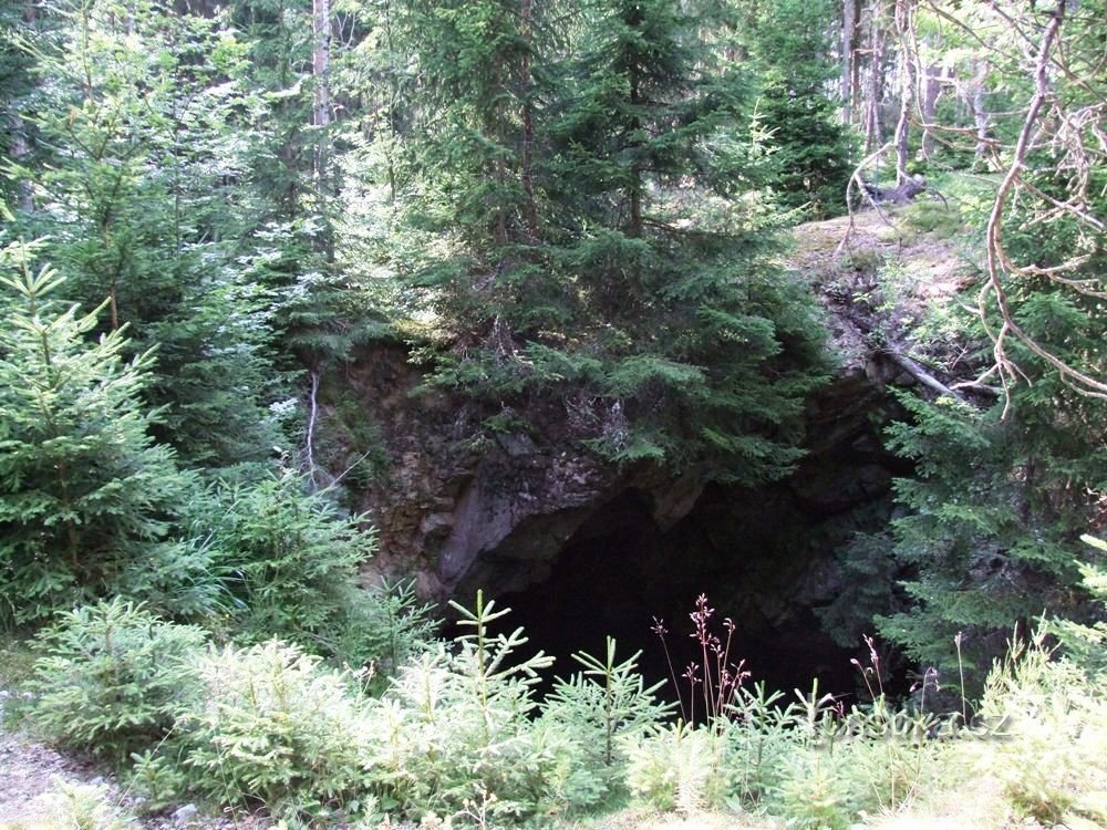 Excavations après extraction de la pegmatite