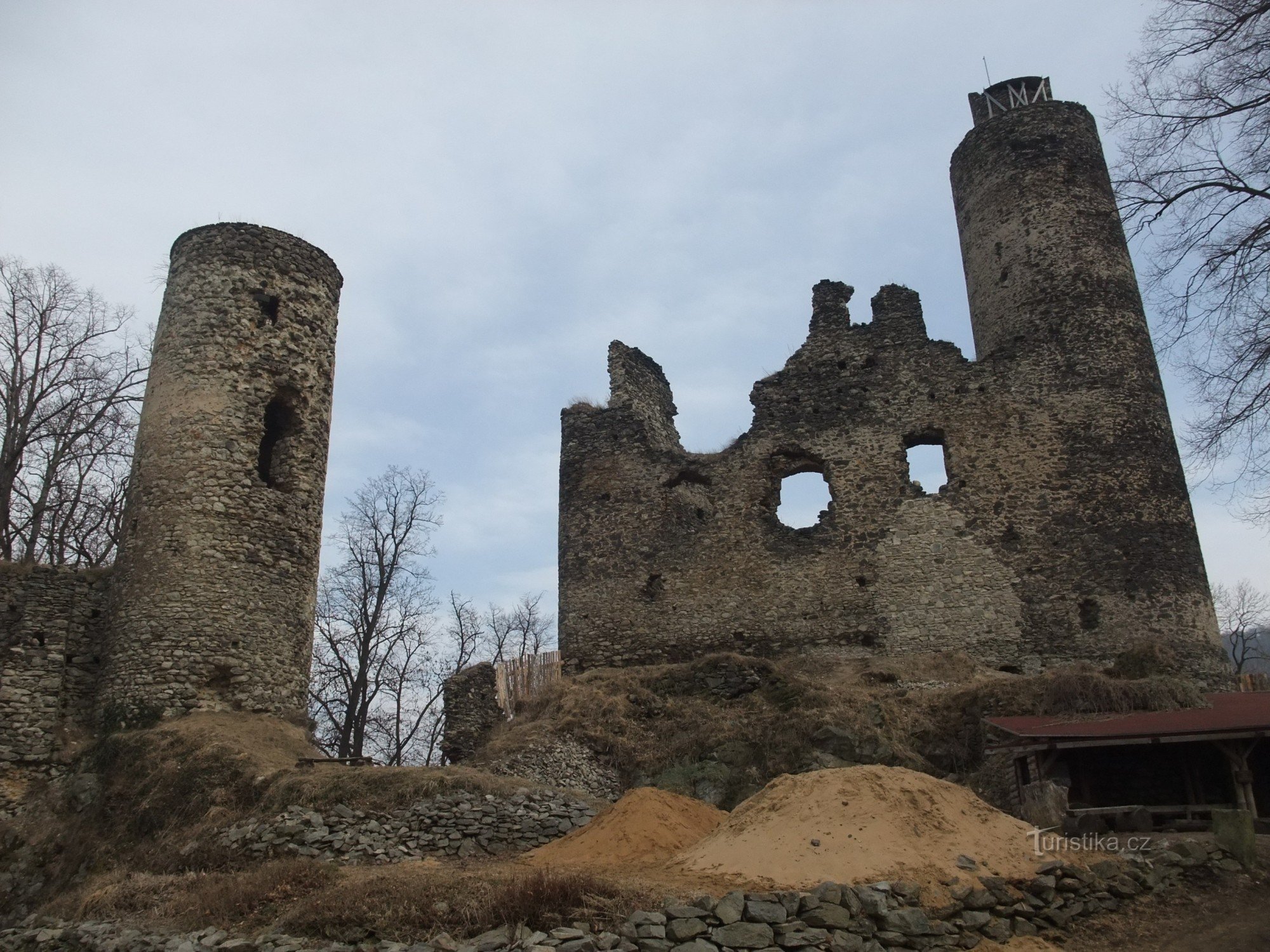 Het bewaard gebleven kasteel Kostomlaty onder Milešovka