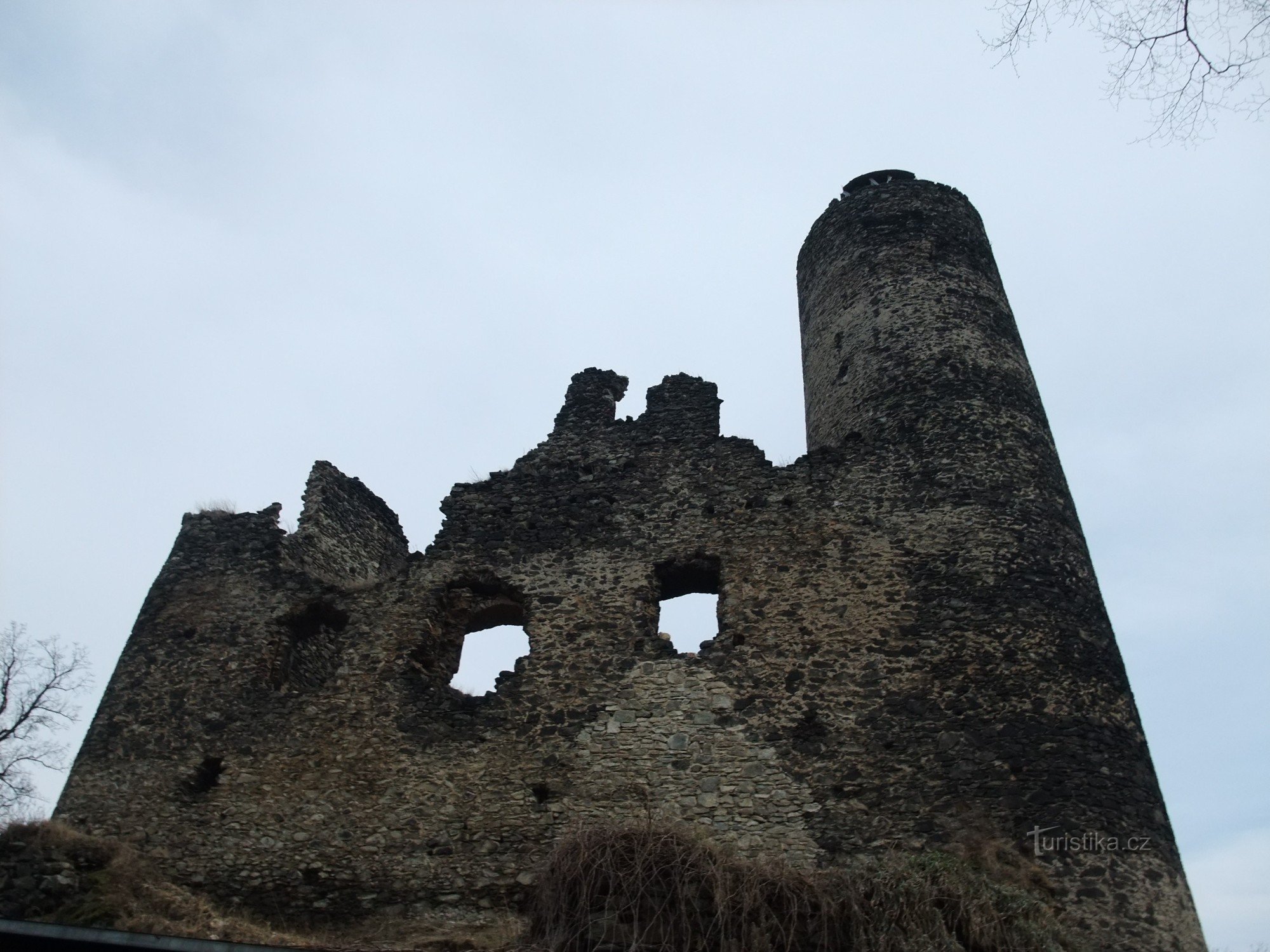 Det bevarade slottet Kostomlaty under Milešovka