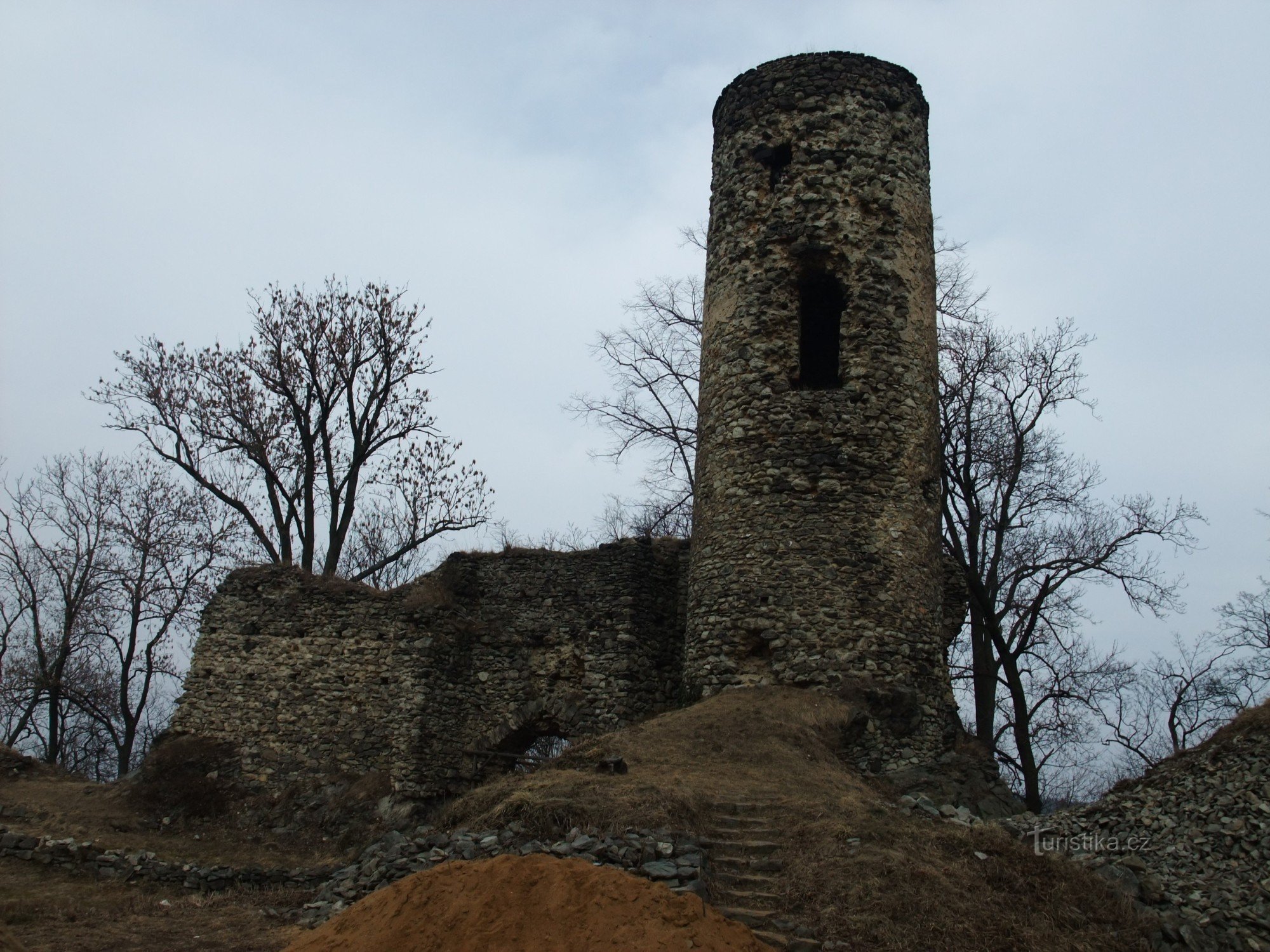 Det bevarade slottet Kostomlaty under Milešovka