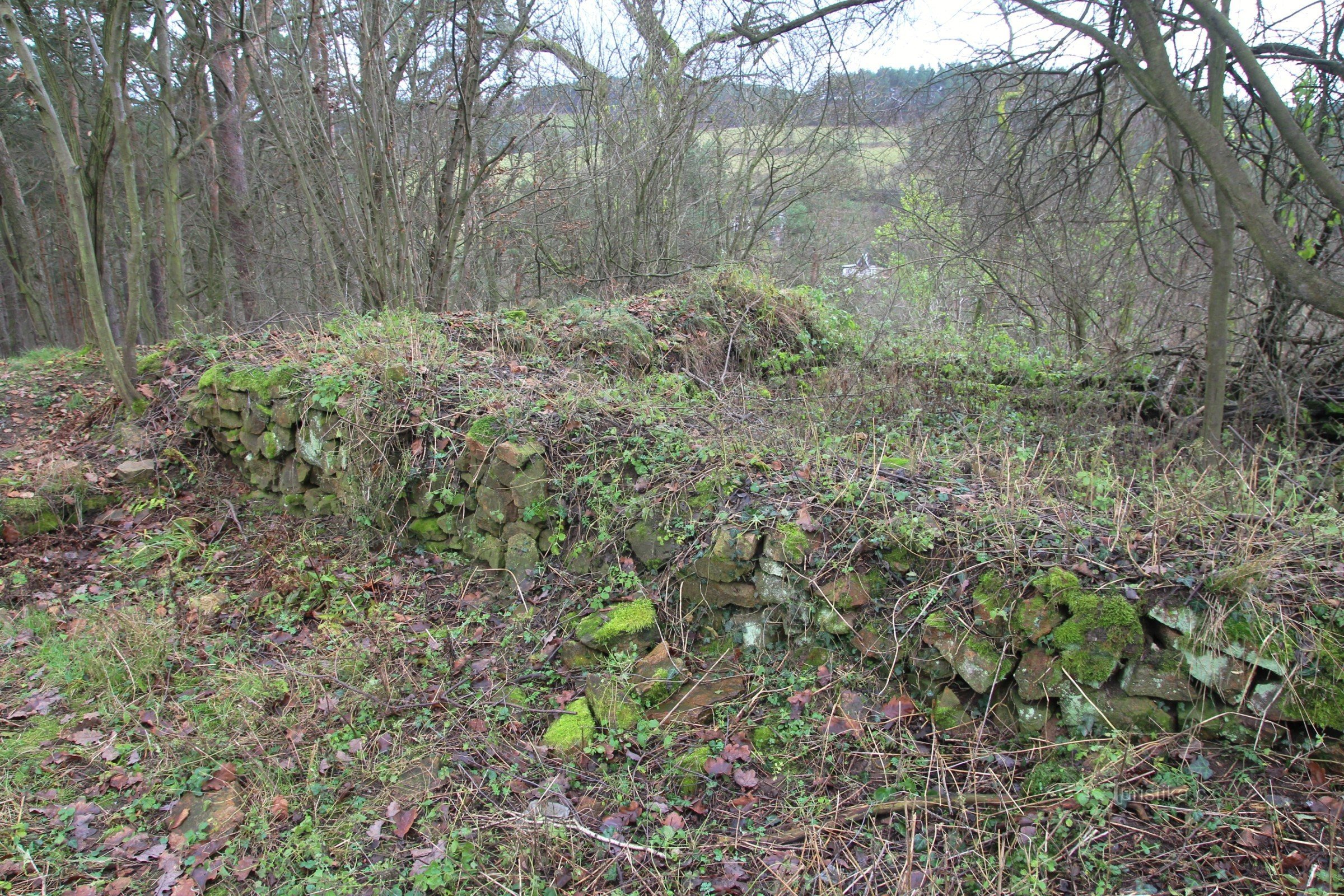 Fundamentet af middelalderborgen er stadig synlig i dag