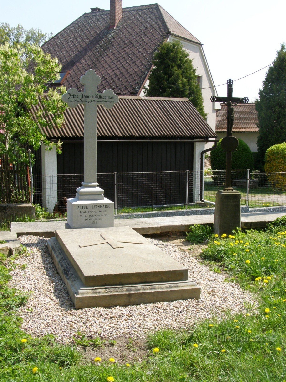 Dohalichky - monumenten van de slag van 1866 in de buurt van de kerk