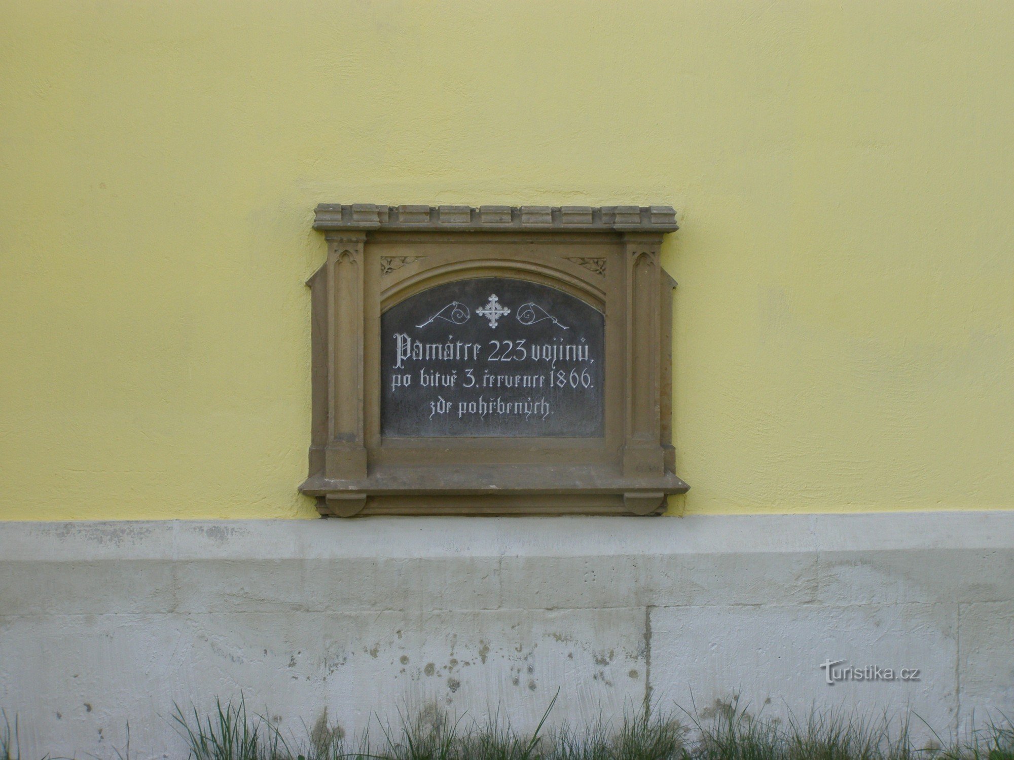 Dohalichky - monumenti alla battaglia del 1866 vicino alla chiesa