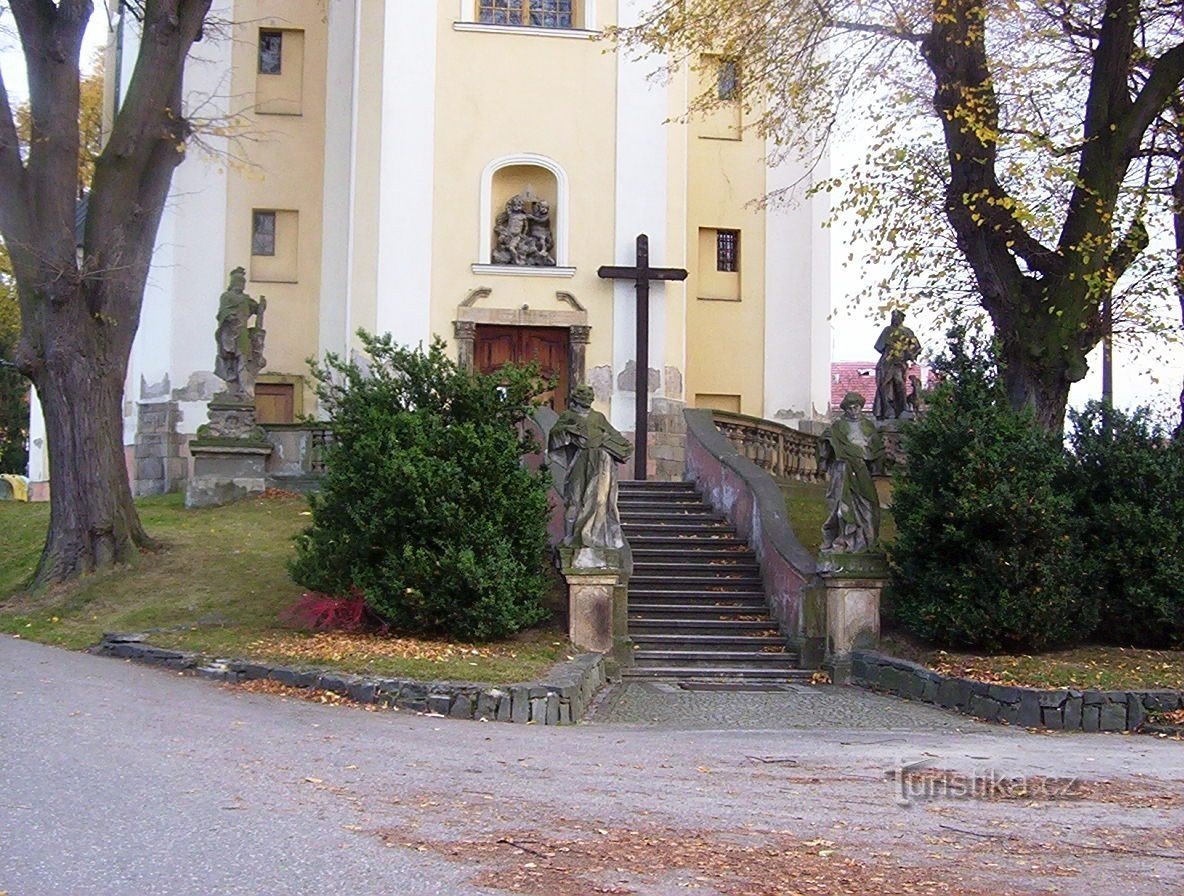 Dolany – Barockskulpturen des Bildhauers Zahler mit dem Treppenaufgang zur Kirche – Foto: Ulrych Mir.