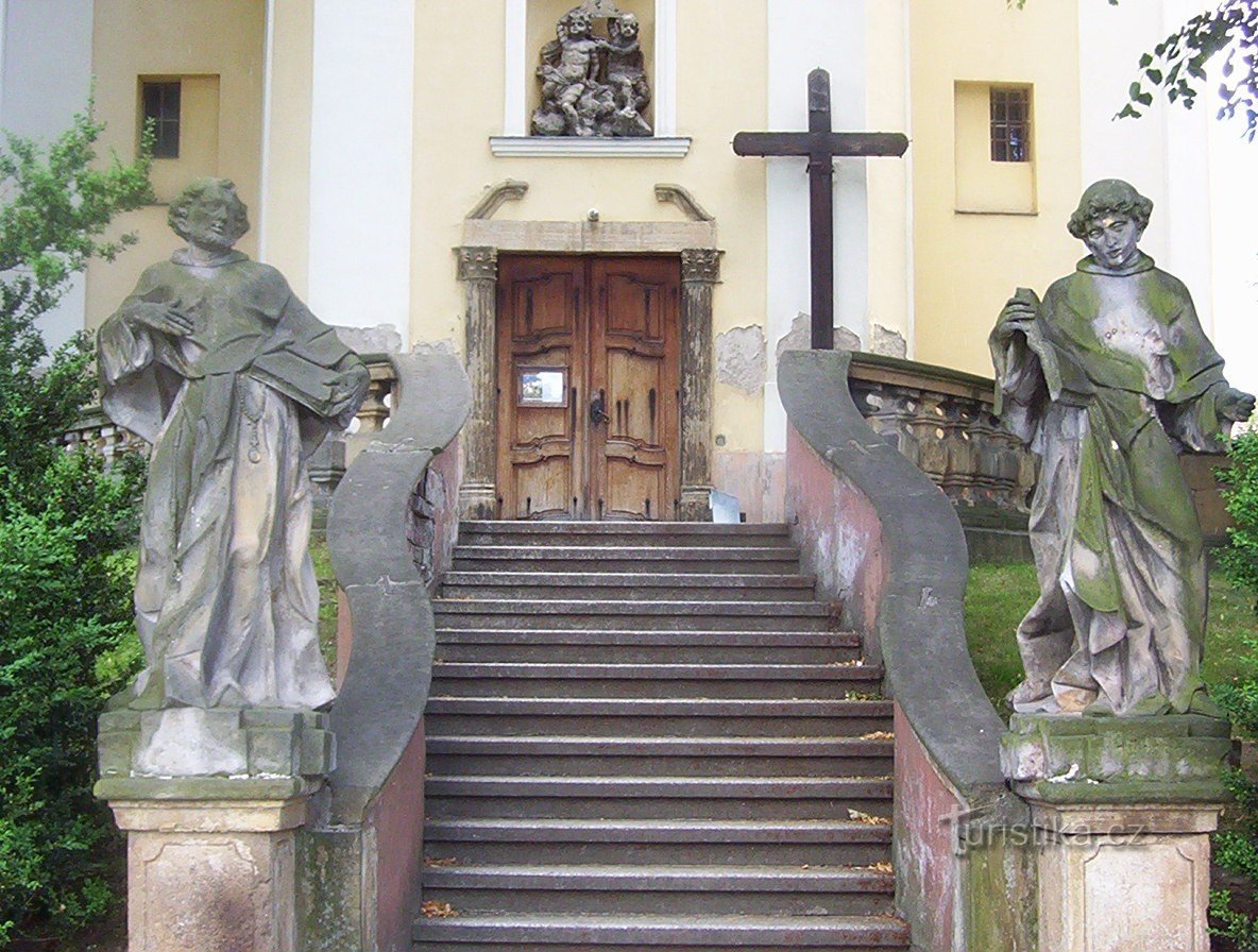 Dolany-estatuas barrocas frente a la escalera de la iglesia parroquial barroca-Foto: Ulrych Mir.
