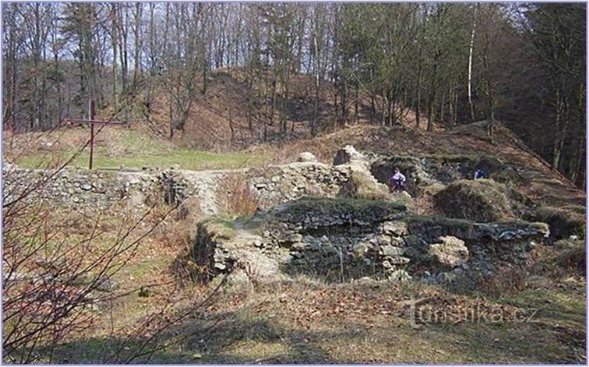 Dolany-Karotuzka-zřícenina kláštera od západního okraje ostrohu-Foto:Ulrych Mir.