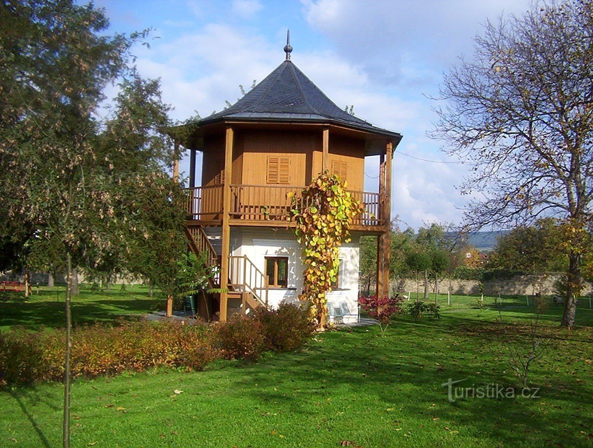 Dolany-zomerhuisje in de parochietuin-trap-Foto: Ulrych Mir.