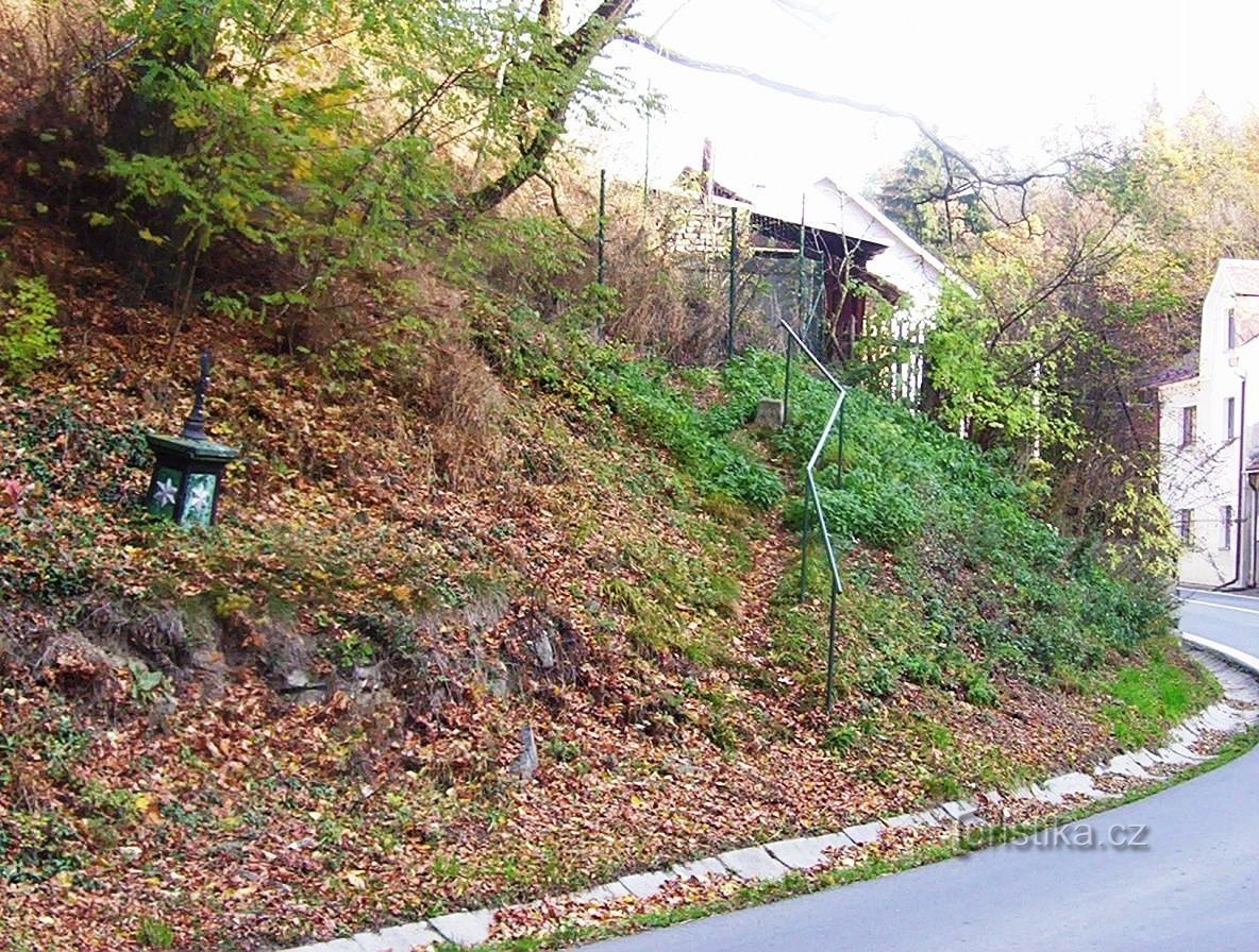 Dolany-Nové Sady-torse de la croix à flanc de coteau dans un virage-Photo : Ulrych Mir.