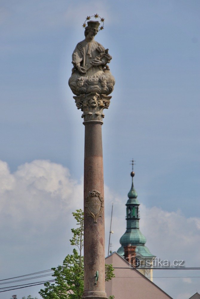 Dolany (bei Olomouc) – eine Säule mit einer Statue des hl. Jan Nepomuký