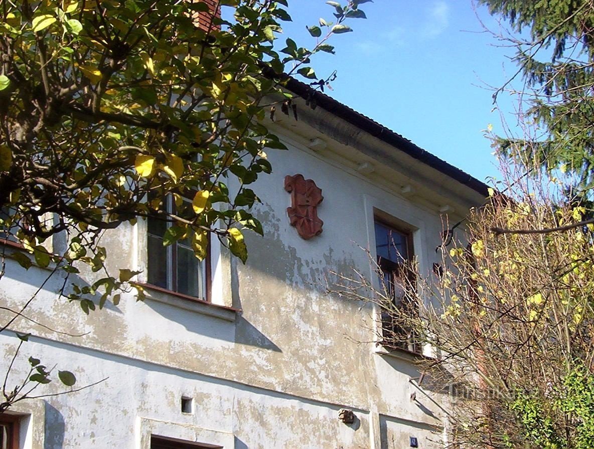 Dolany-Véska-dom dwuspadowy, kalenica-wschodnia fasada-Foto: Ulrych Mir.