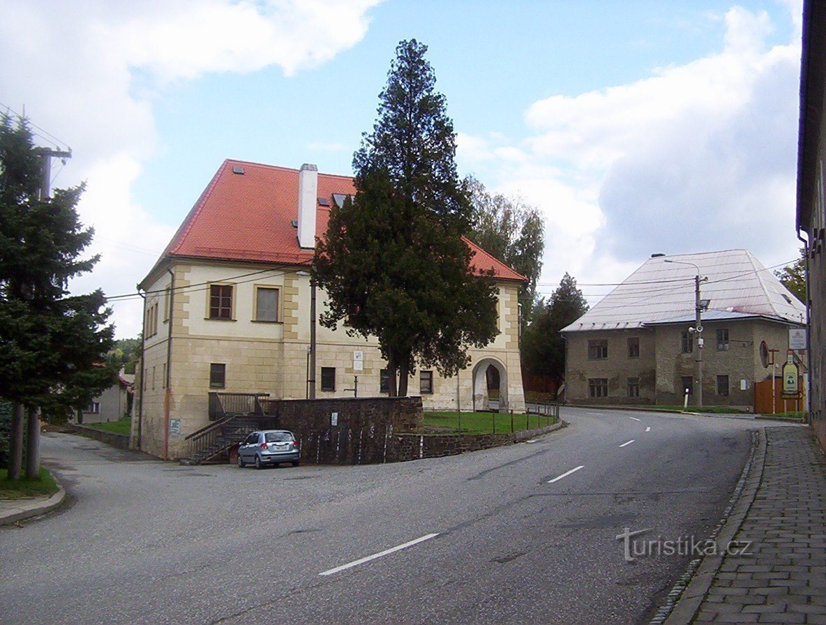 Dolany-kasteel (OÚ) vanuit het dorp met de weg naar de cartouche en naar Jívová-Foto: Ulrych Mir.