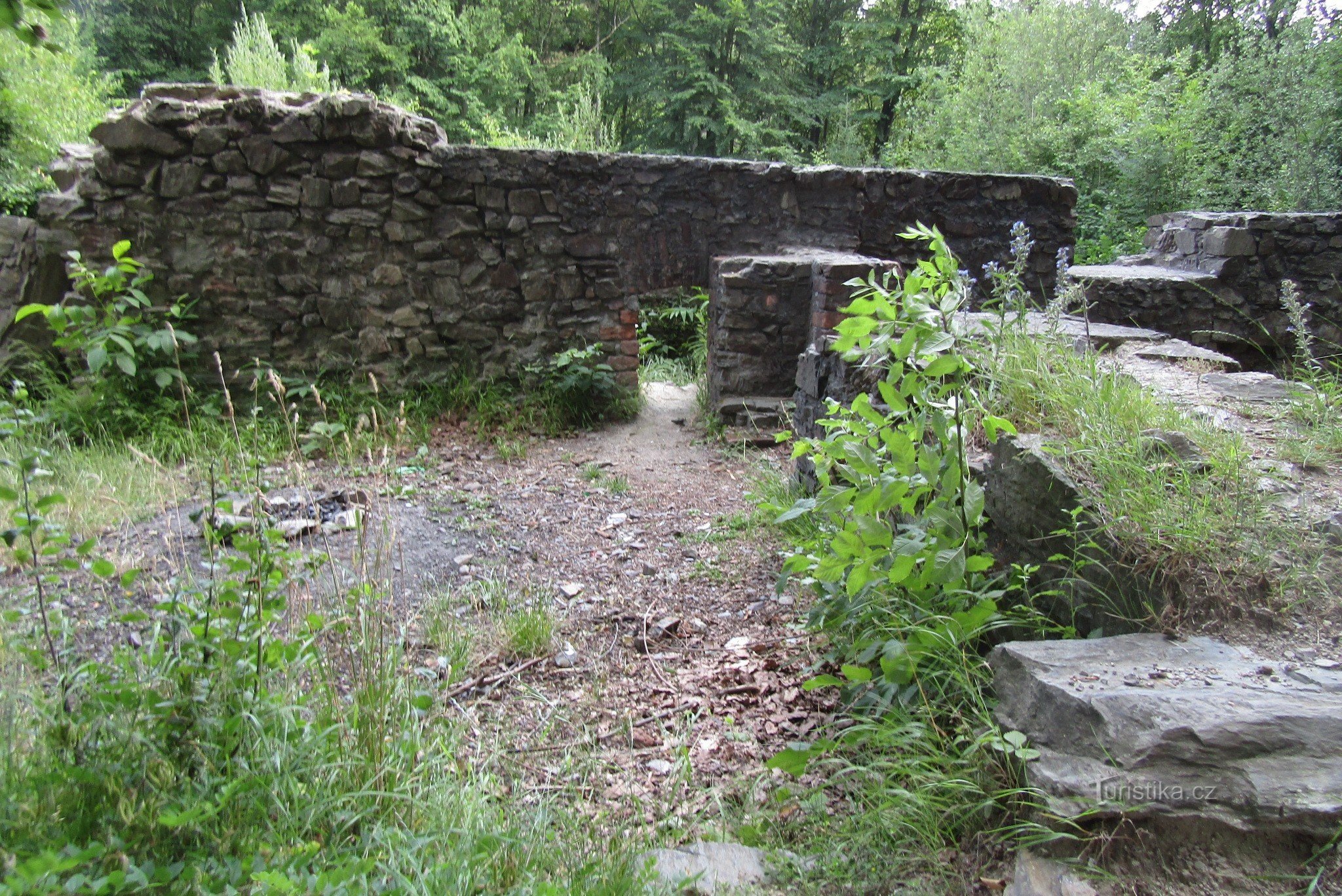 Dolany - τα ερείπια του καρθουσιανού μοναστηριού