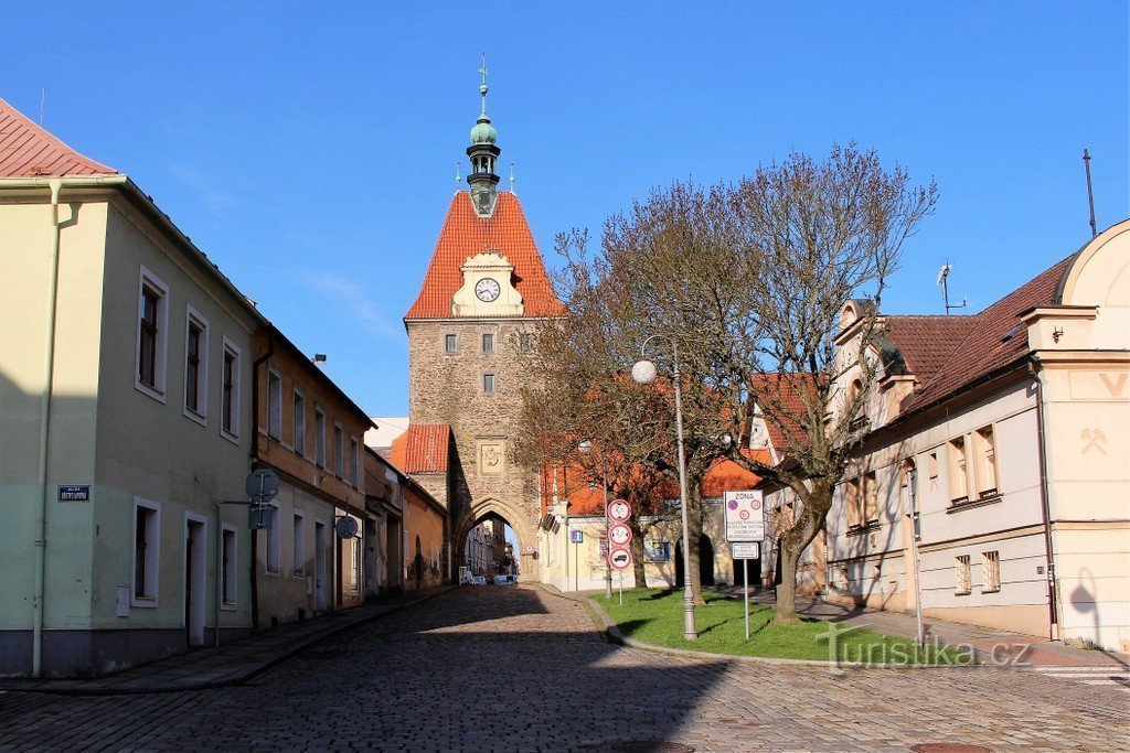 Alsó kapu, kilátás a Husova utcából