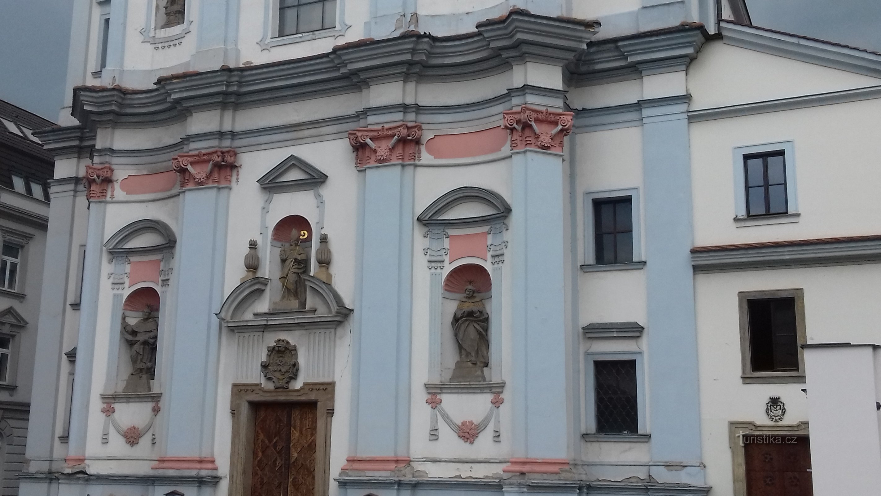 a parte inferior da igreja com a entrada