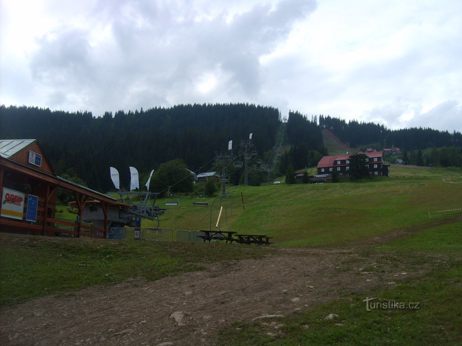 Die untere Station der Seilbahn in Pec