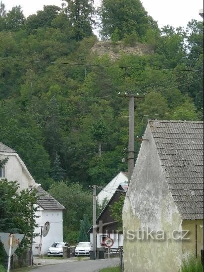 Dolní Bělá: Überreste der Burg - Blick vom Burgareal