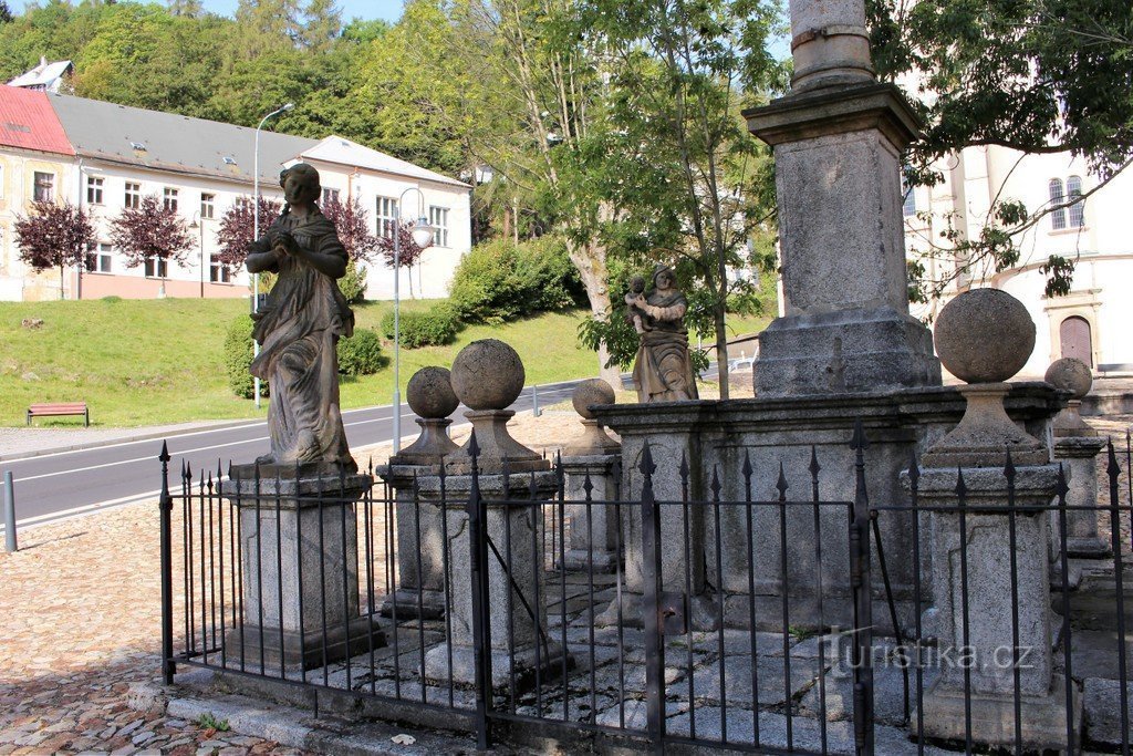 La partie inférieure de la statue