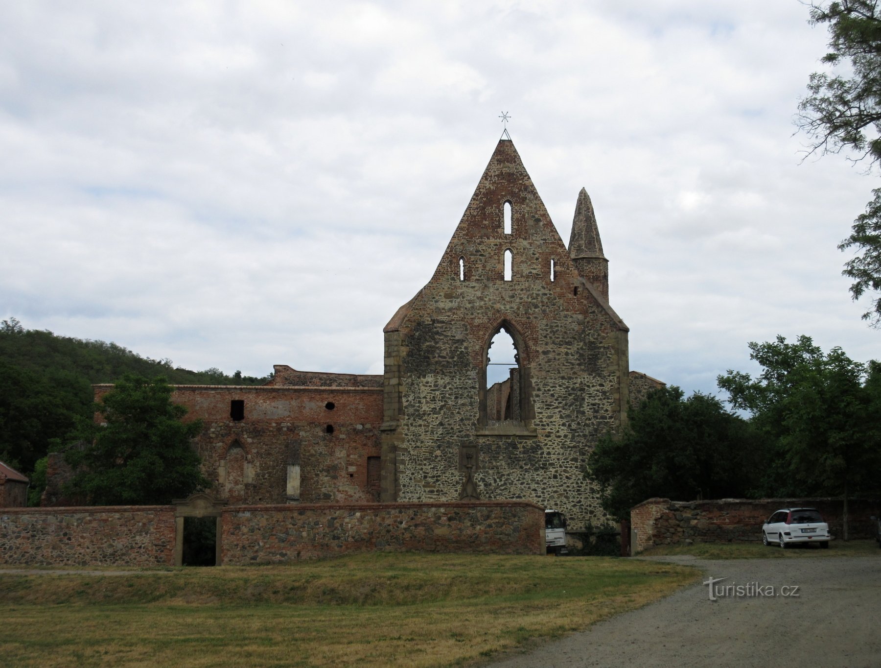 Dolní Kounice – historia, luostarin rauniot, linna, juutalaisia ​​monumentteja