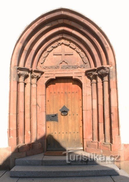 Dolní Loučky - biserica Sf. Martina, portal de intrare