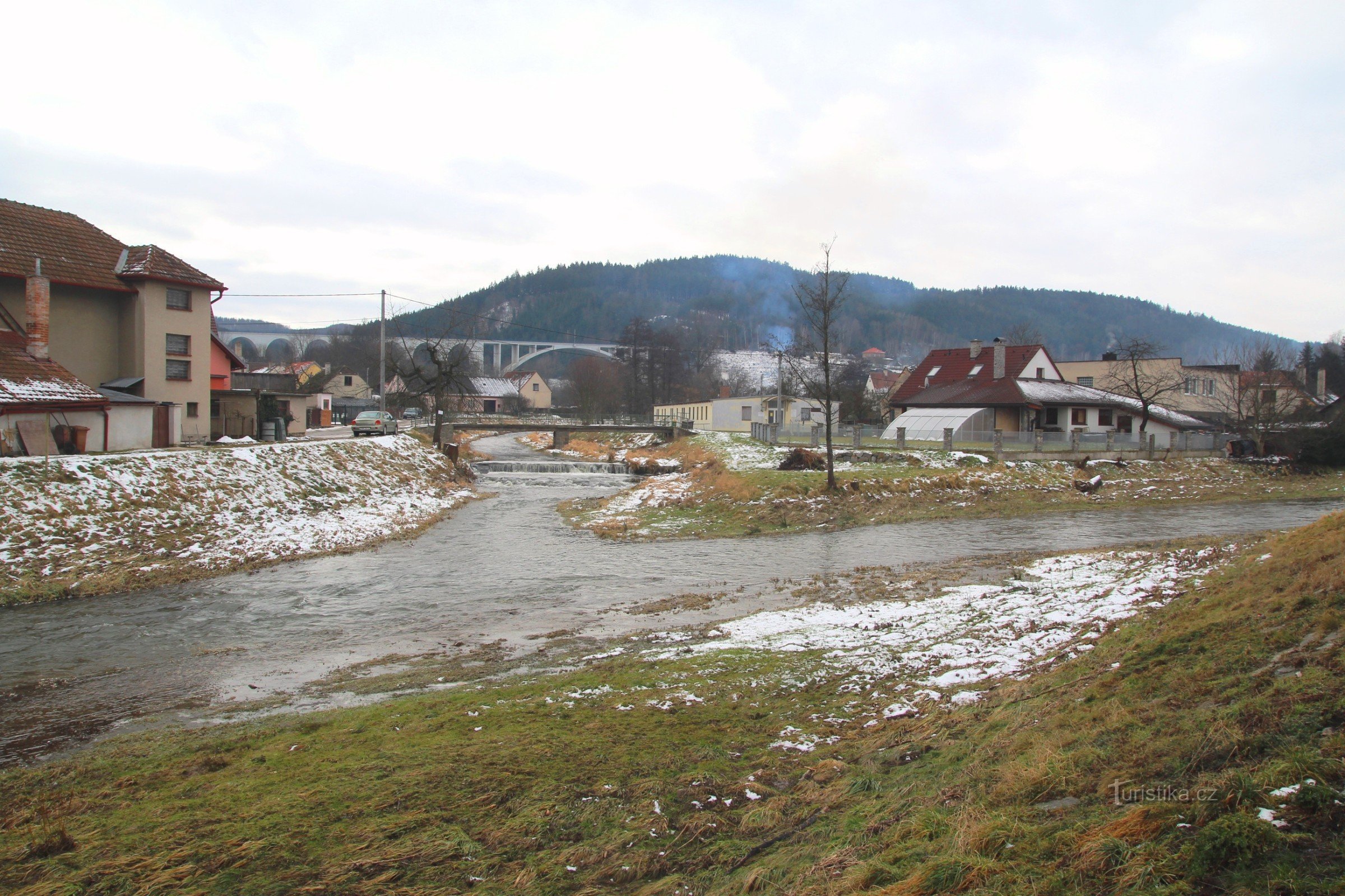 Dolní Loučky - confluenza di Libochovka (a sinistra) e Bobrůvka (a destra), dominante in lontananza