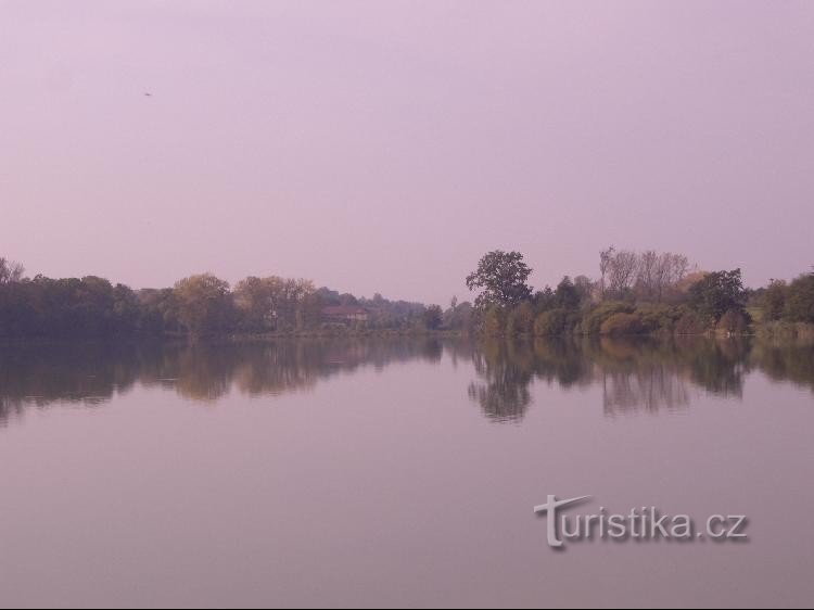 Dolní Polom depuis le barrage avec l'étang Heřmanický