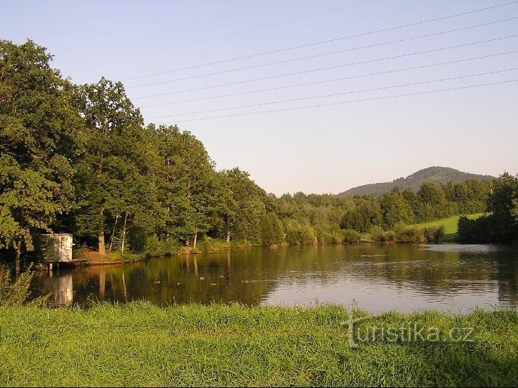 der untere Teich am Bach bei Fryčovice, im Hintergrund Kabátice