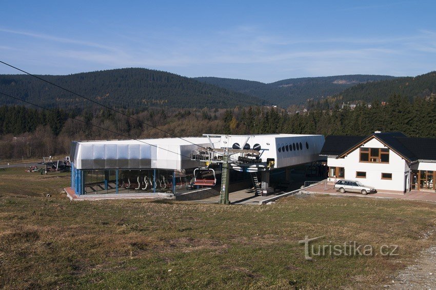 The lower station of the four-seater cable car with a depot