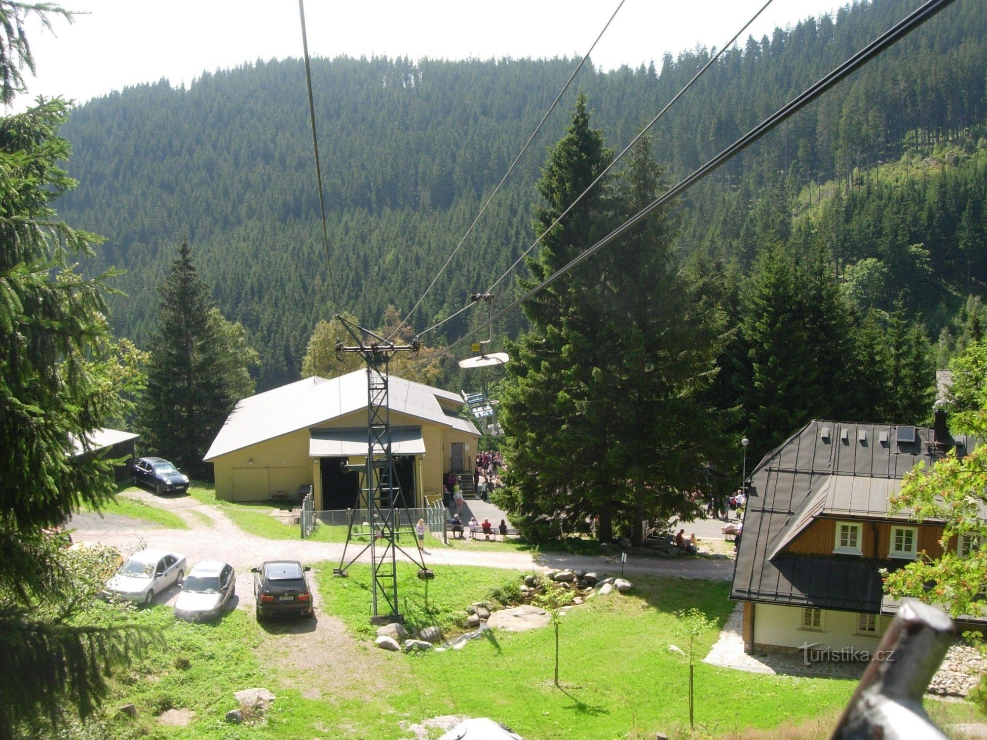 Het dalstation van de kabelbaan in Pec pod Sněžkou