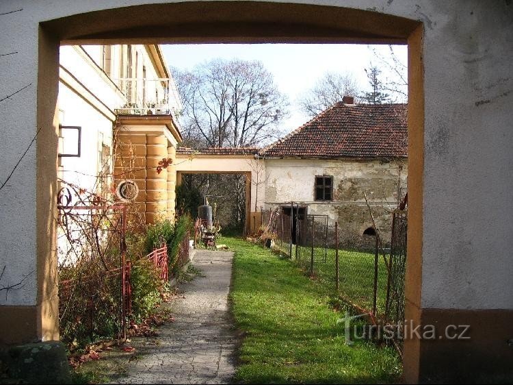 Dolní Tošanovice - kasteel: Zicht op de achteringang van het kasteel