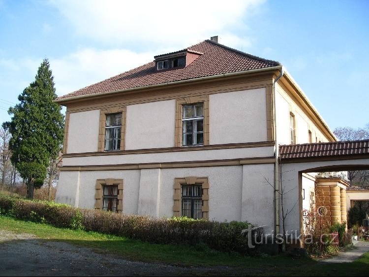 Dolní Tošanovice - Burg: Die Burg, wie sie von der Straße aus Richtung Horní Tošanovice zu sehen ist