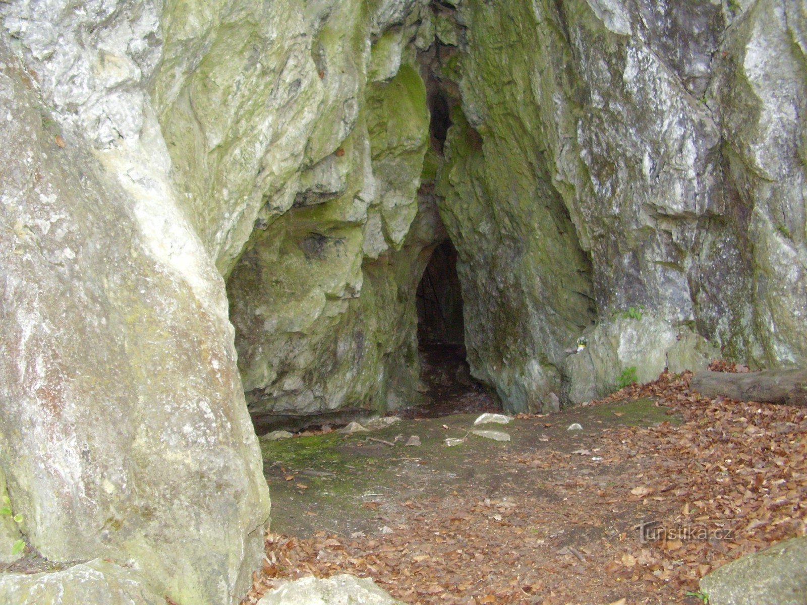 intrarea inferioară în peșteră