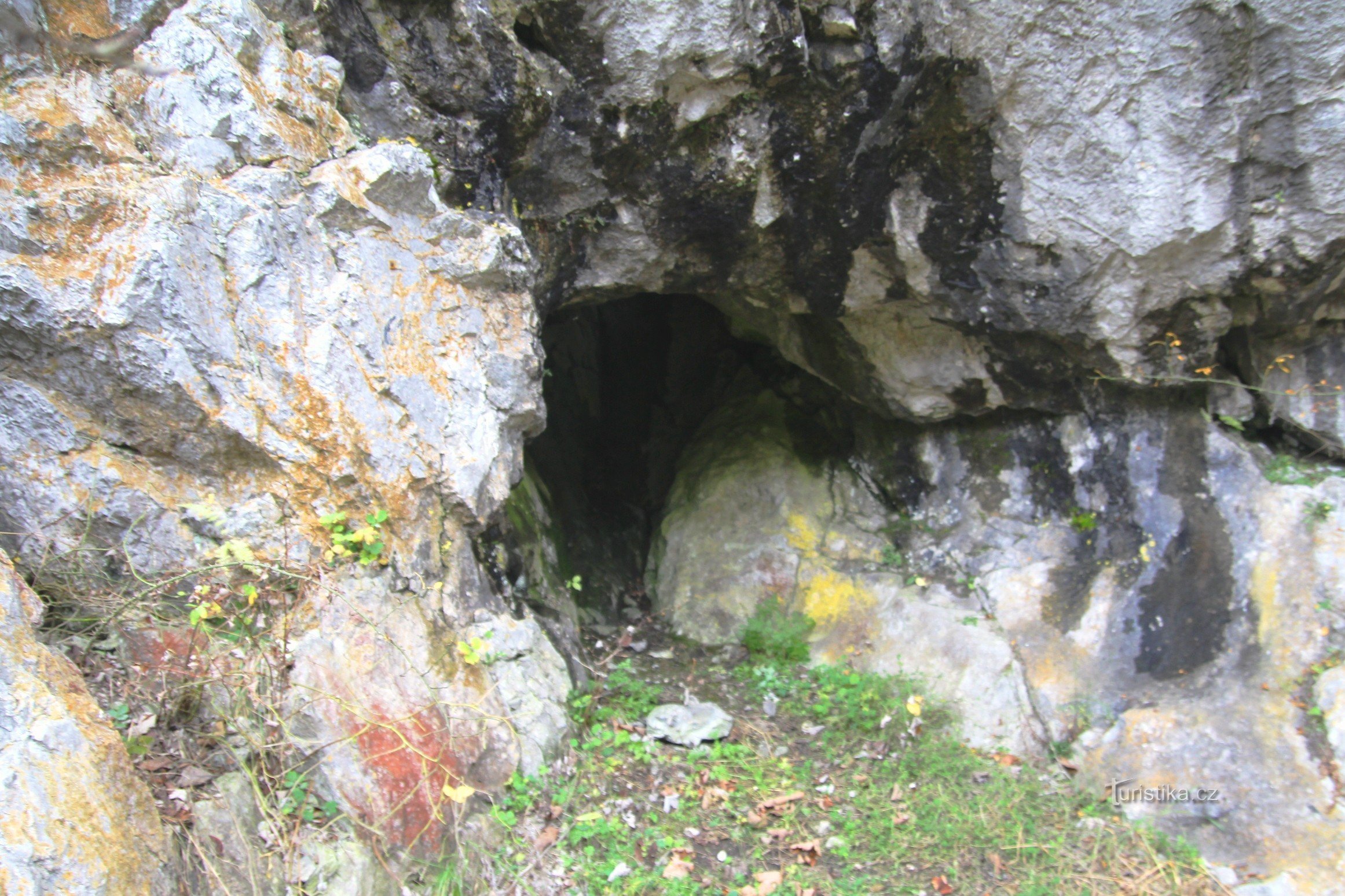 Lagere ingang van de grot