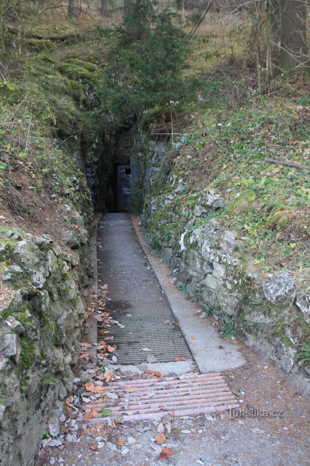 Císařské 洞窟の下部の入り口、現在は洞窟探検クリニックの入り口