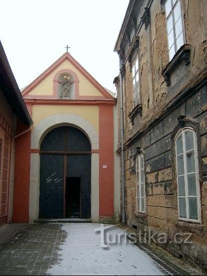 Lagere ingang naar de trap: ingang naar de beroemde overdekte trap naar Příbrami gebouwd door