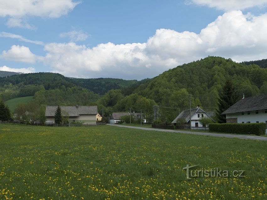 Dolní Vernířovice und Blick ins Tal Richtung Svobodín