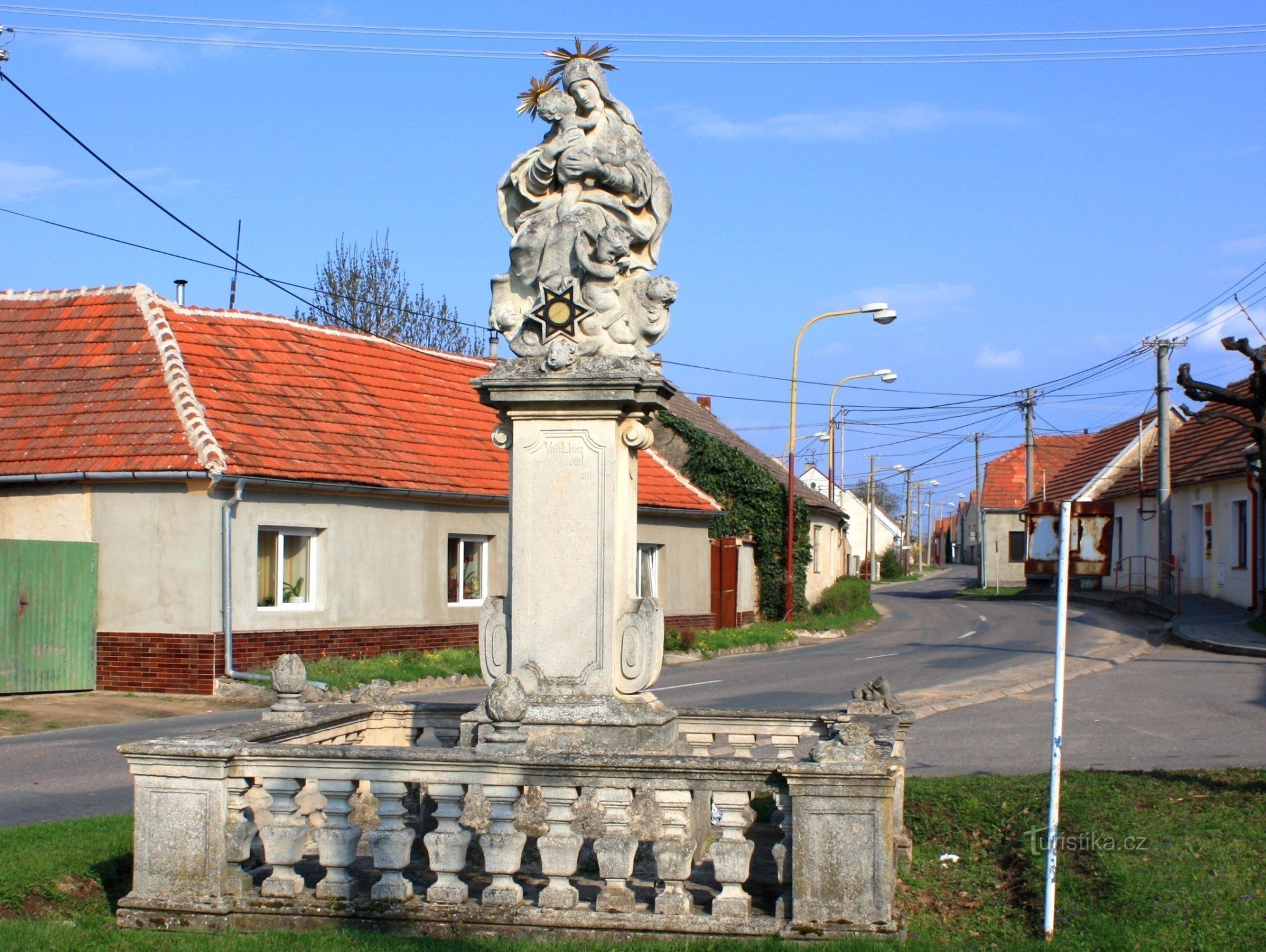 Dolní Věstonice - standbeeld van de Madonna met Kind