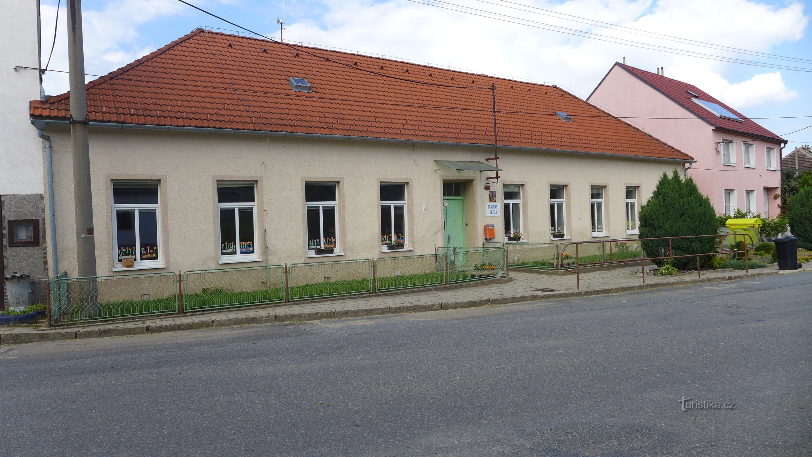 Dolní Vilémovice - peruskoulu