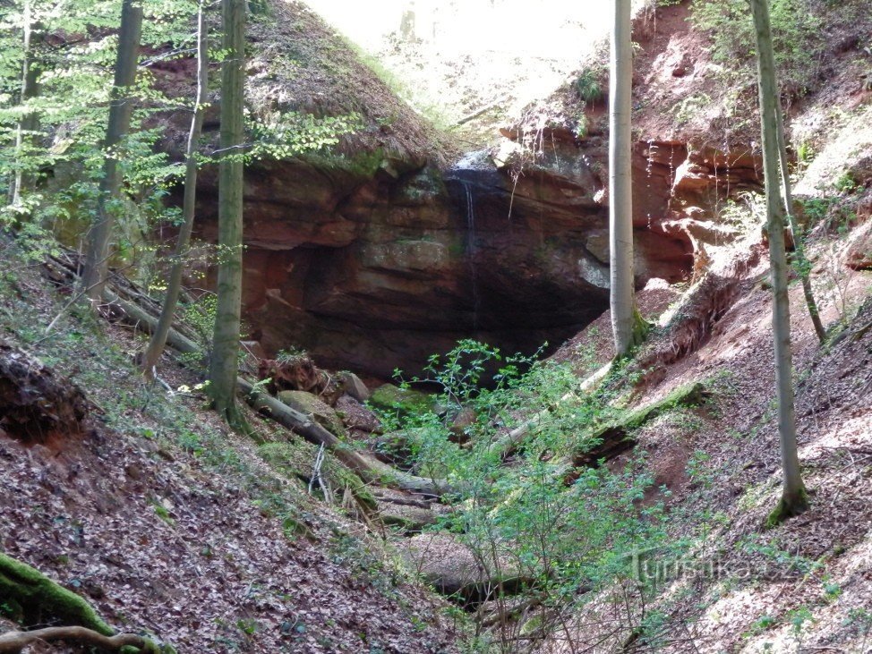 The lower waterfall is 7,8 m high