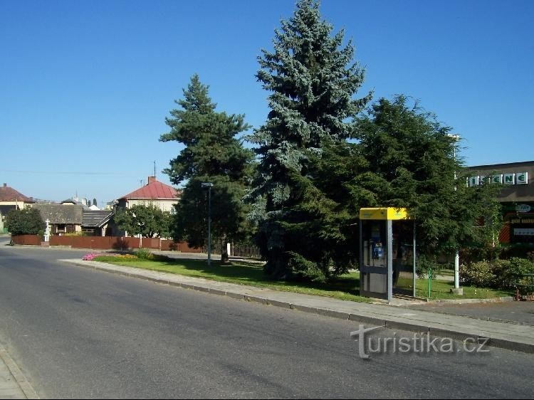 Dolní Životice: Vista de parte del pueblo, la carretera principal