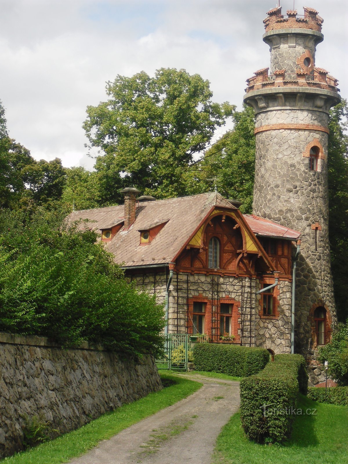 una casa di diga con una torre simile a un castello