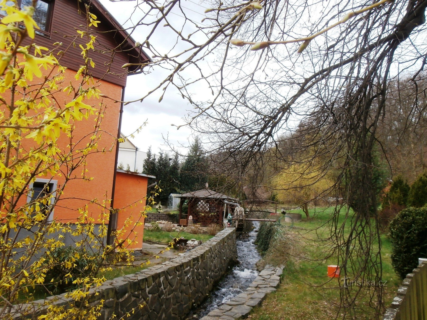 Córrego Domaslavický com um córrego e uma roda de moinho