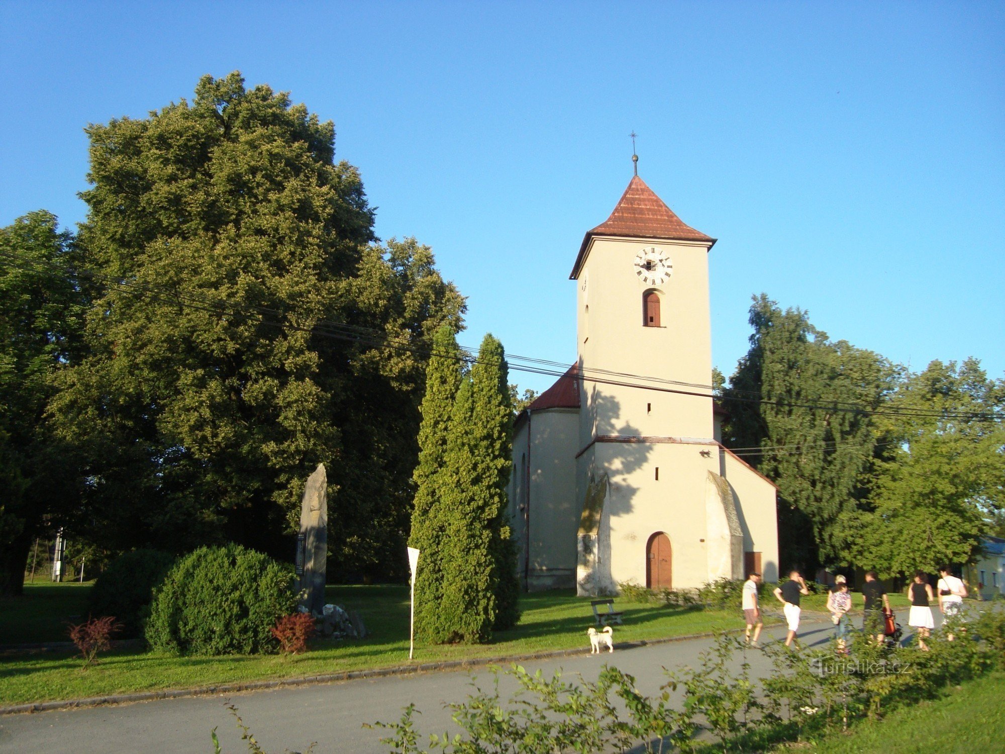 Domašov cerca de Šternberka - casa adosada con parque e iglesia de San Martín - Fotografía: Ulrych Mir.