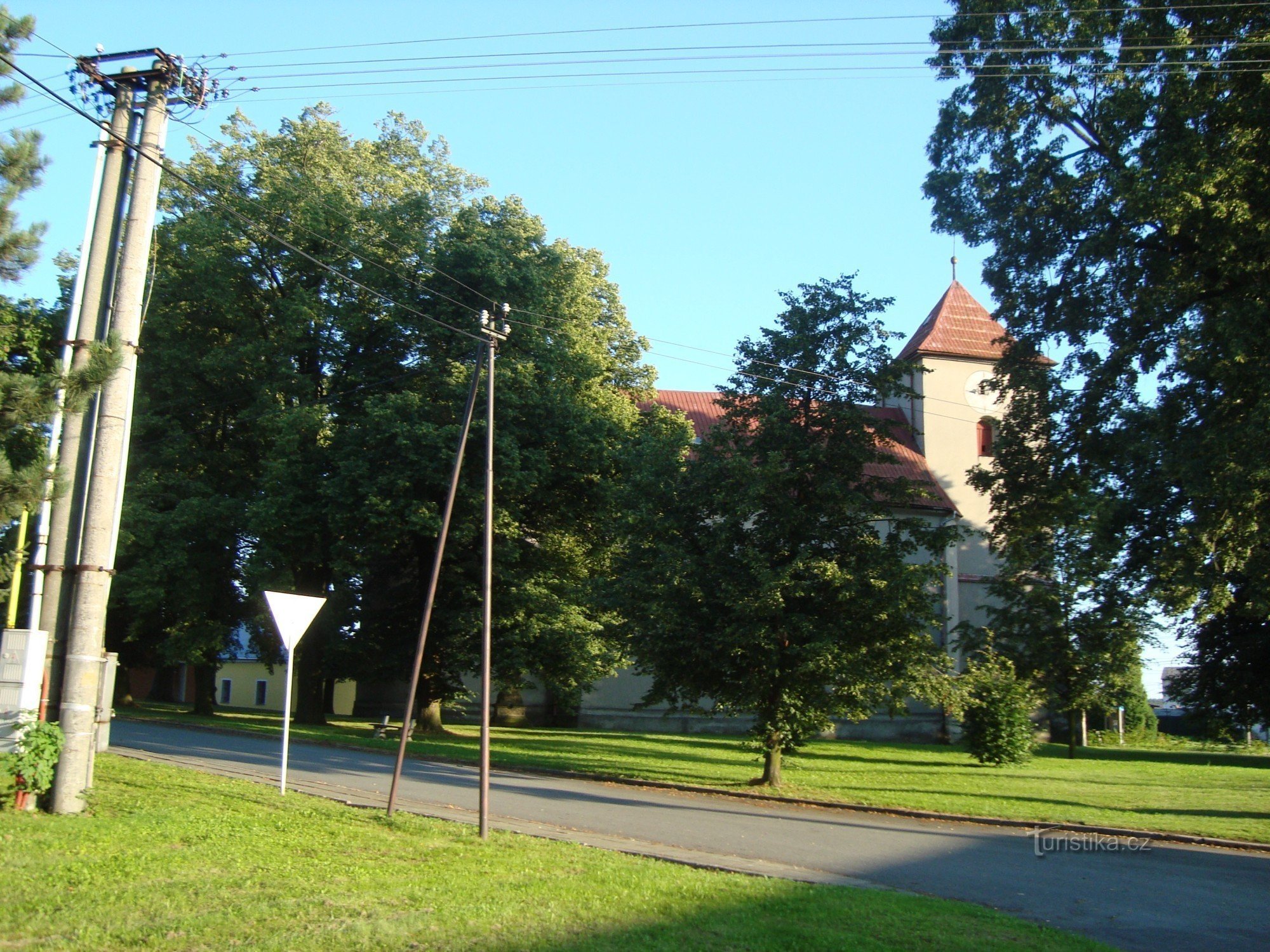 Domašov u Šternberka-náves s parkem a kostelem sv.Martina-Foto:Ulrych Mir.