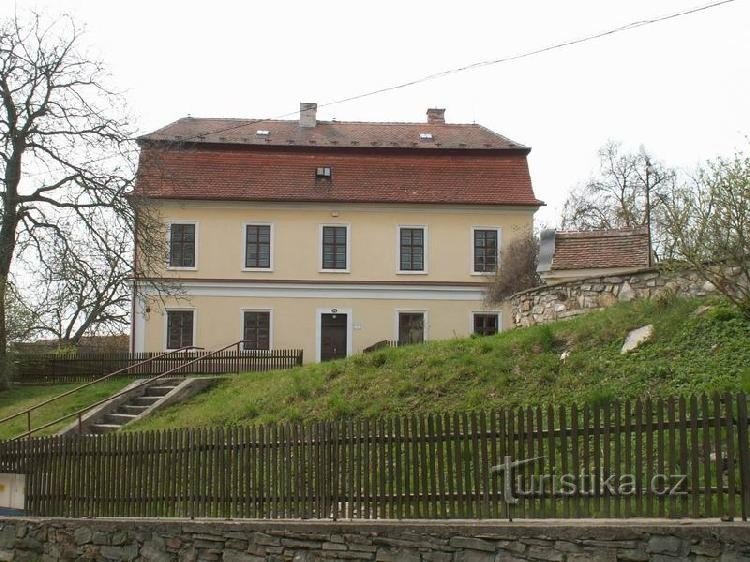 Domašovská plébánia: A Szent István-templom mögött található. Lawrence, ugyanabból az időszakból származik, mint a templom.