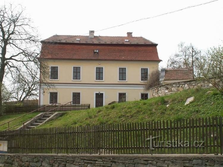 Domašovská præstegård: Det ligger bag kirken St. Lawrence, stammer fra samme periode som kirken.