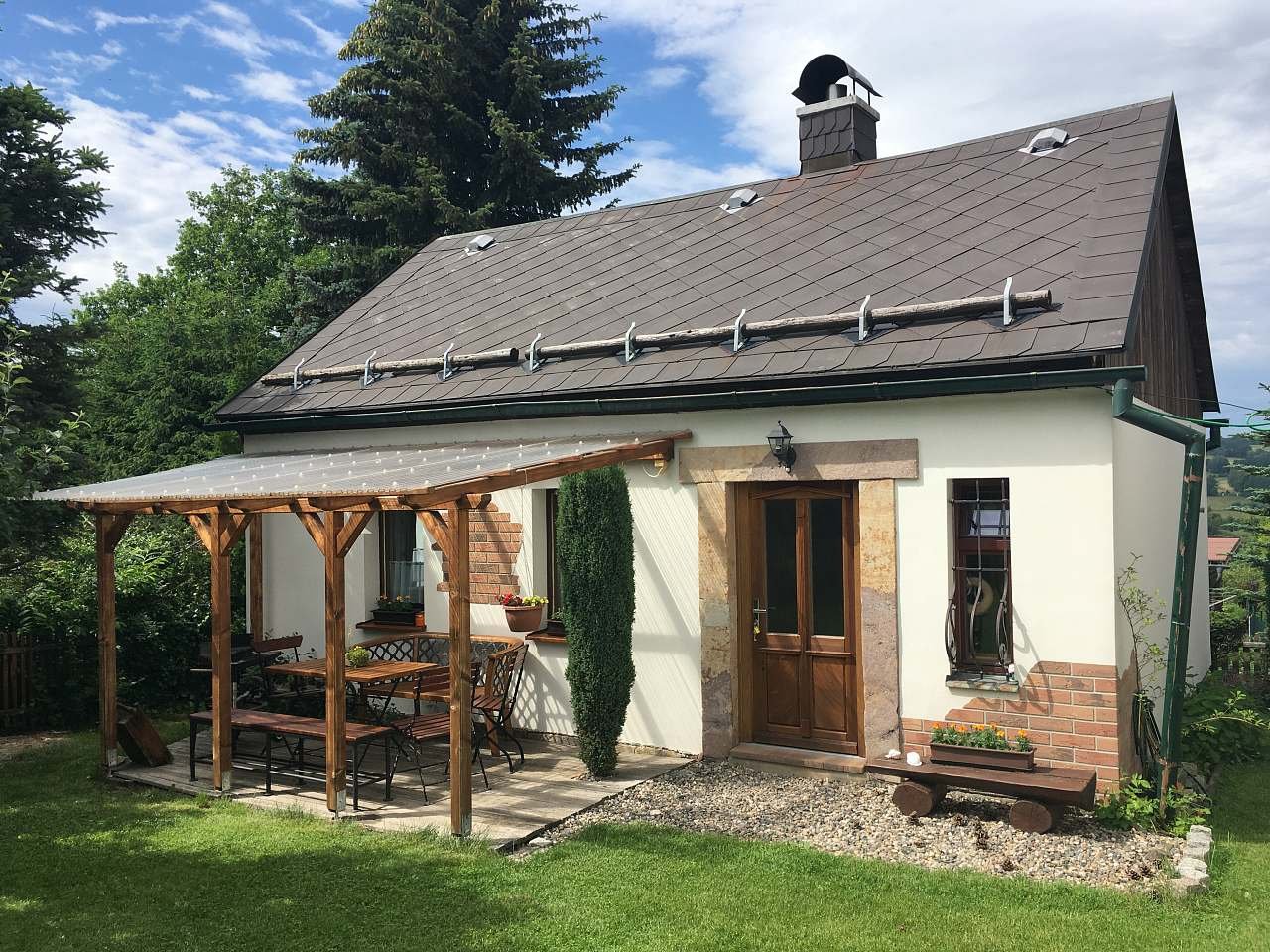 La casa está situada en el jardín.