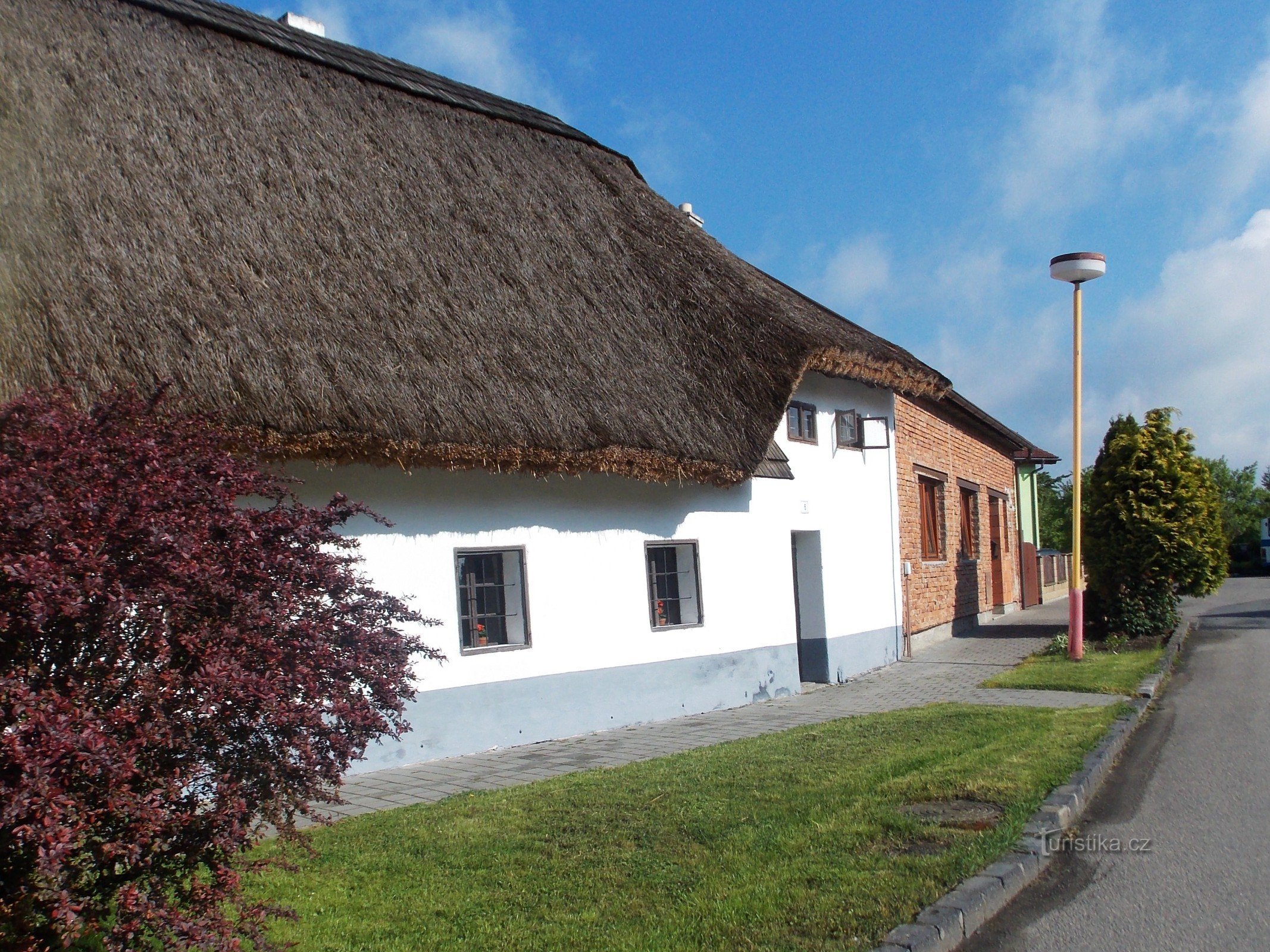 Een klein huis met een zadelmakerij